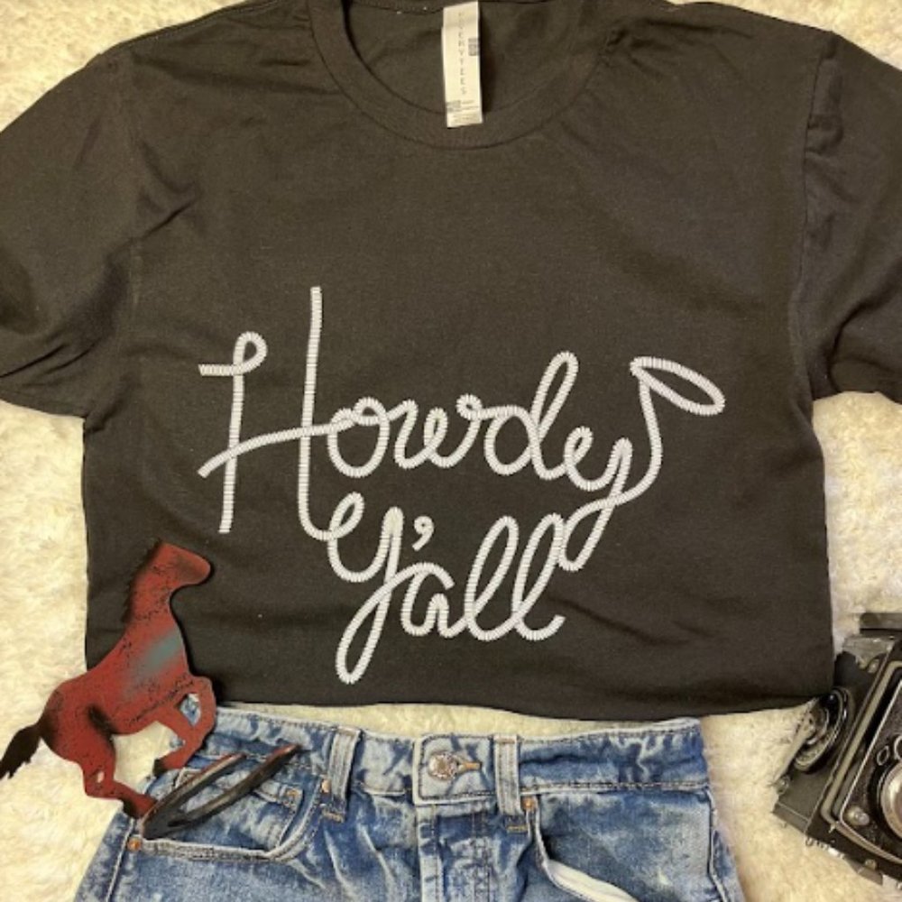 Howdy Y'all Country Western Cowboy Cowgirl Rodeo Lasso Black Graphic Crop Tee
